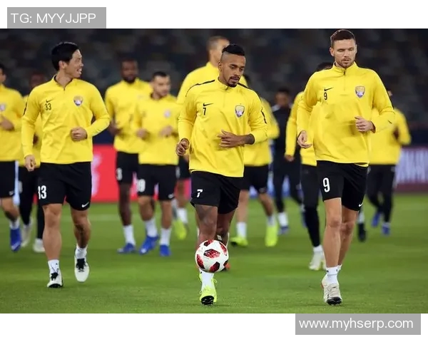 足球明星亲密互动搭肩膀瞬间展现友谊与团队精神的精彩瞬间 足球明星亲密互动搭肩膀瞬间展现友谊与团队精神的精彩瞬间